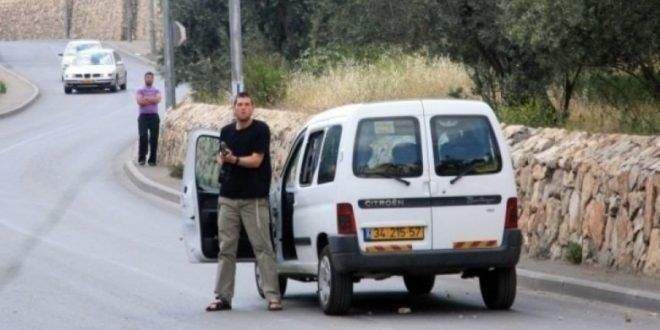 Israeli settler threatens Palestinian family at gunpoint