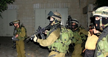 IOF storms W. Bank areas, kidnaps 13 Palestinians