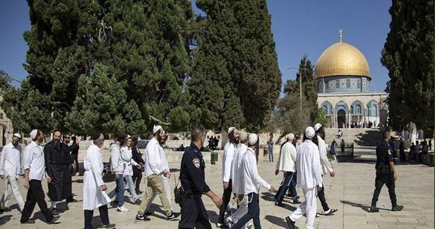 Dozens of settlers perform Talmudic rituals at al-Aqsa