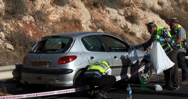 Bus carrying fanatic Israeli settlers stoned by anti-occupation youth