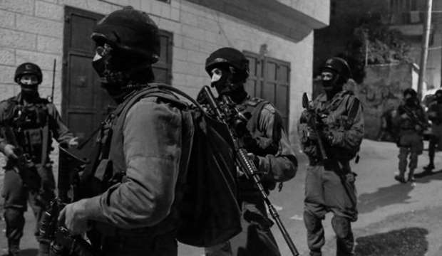 IOF kidnaps several Palestinians in W. Bank raids