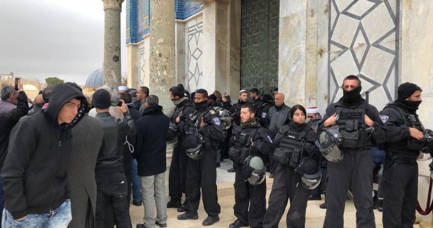 Israeli police arrest Aqsa guards, detain worshipers