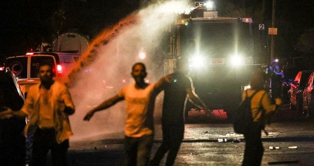 Police forces, settlers attack local residents in Sheikh Jarrah