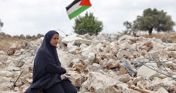 Jewish settlers destroy a mobile house in Nablus