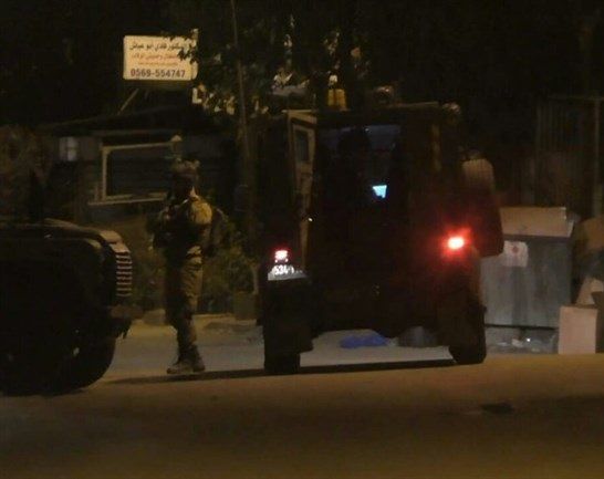 Israeli forces erect checkpoint, detain Palestinian in Hebron