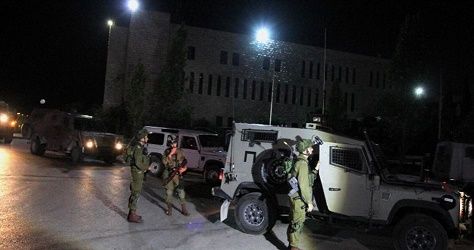Israeli army kidnaps young man from his home in al-Khalil
