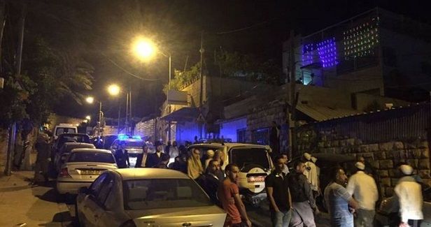 Settlers brutally attack, injure Palestinian in al-Khalil