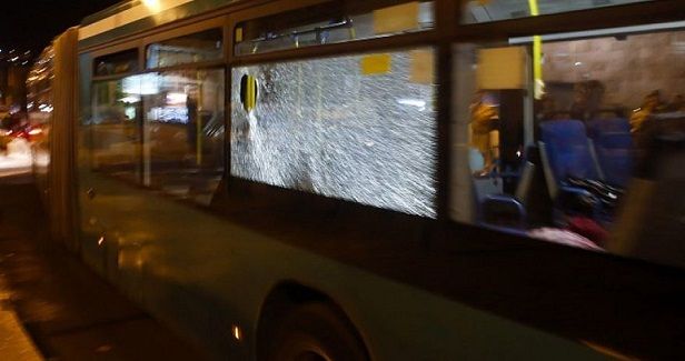 Palestinian youths stone Israeli bus, injuring one settler in W. Bank
