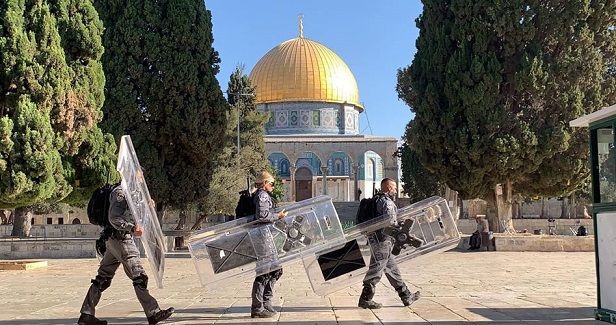 Dozens of settlers defile Al-Aqsa courtyards