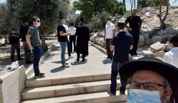 Dozens of Jewish settlers storm Aqsa compound