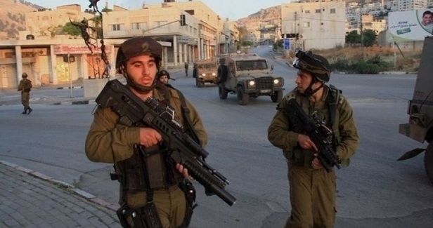 IOF raids homes, installs barriers in al-Khalil