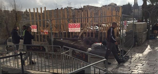 Israeli police block Bab al-Amoud Gate with metal barriers