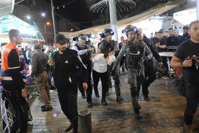 Israeli Forces Attack Palestinians in Jerusalem to Escort Jewish Settlers