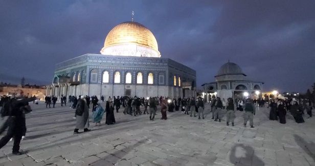 Over 100 Israeli settlers storm al-Aqsa Mosque