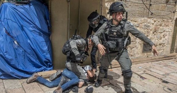 Two Palestinian citizens beaten in IOF raid west of Bethlehem
