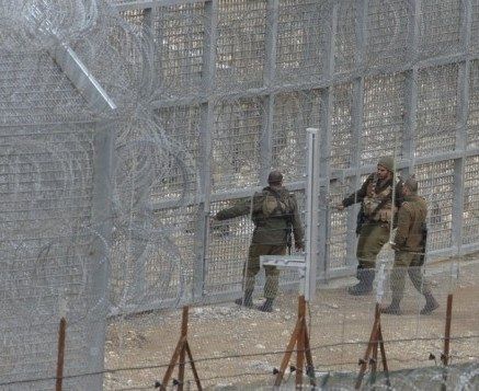 5 Palestinians detained after crossing Gaza border fence