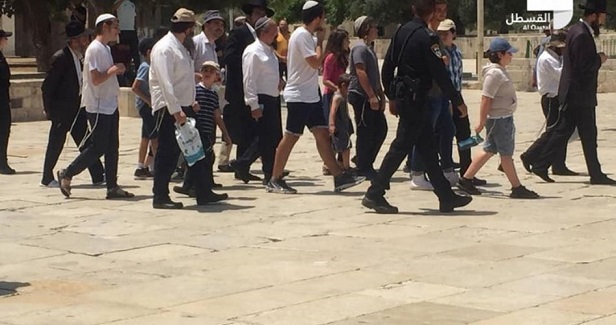 Dozens of Jewish settlers defile the Aqsa Mosque