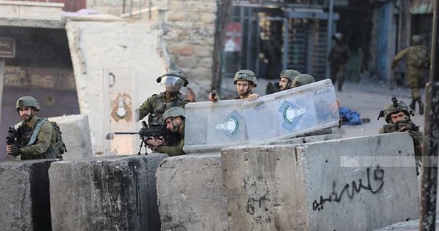 IOF arrests Palestinian young man southeast of Tulkarem