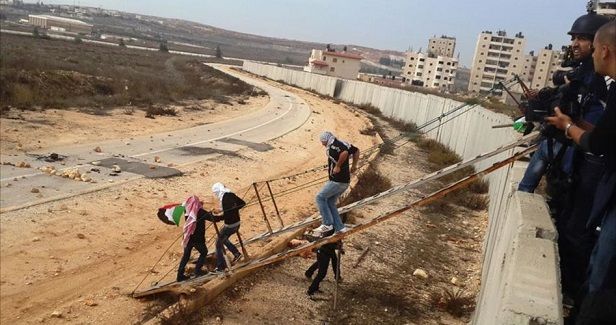 Apartheid wall imposes restrictions on movement of Palestinians