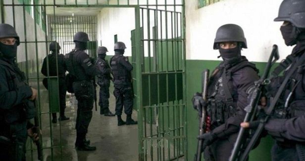 Israeli forces storm cells in Nafha, assault prisoners