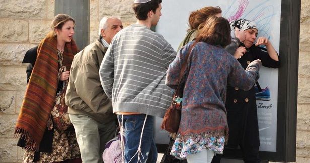 Jewish settlers assault Palestinian woman, her son in al-Khalil