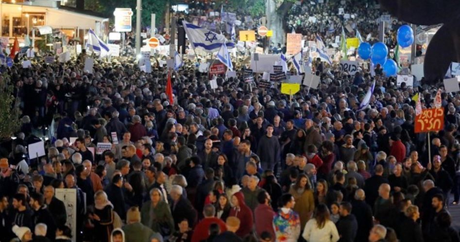 Tens of thousands rally over Netanyahu corruption