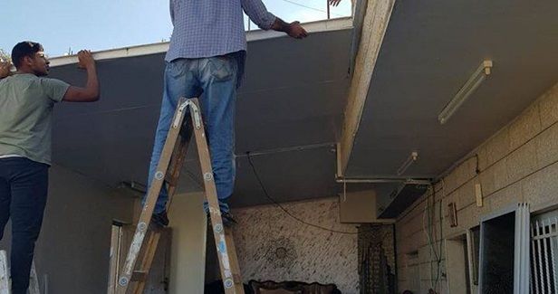 IOA forces Jerusalemite man to raze his shop