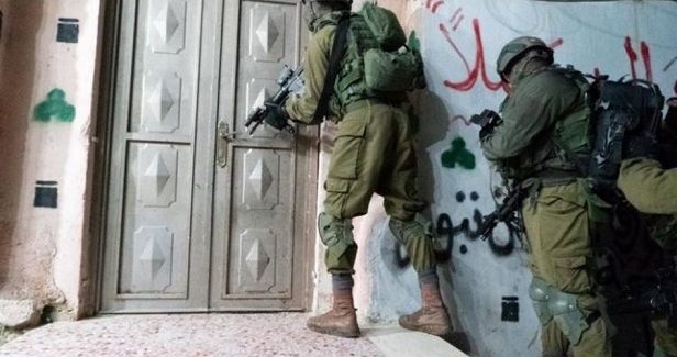 IOF raids homes, kidnaps Palestinian in al-Khalil