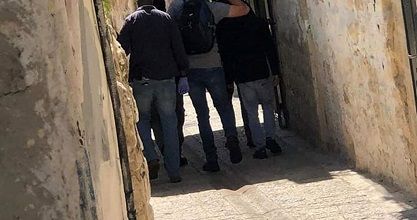 Israeli police kidnap two Jerusalemites from Issawiya