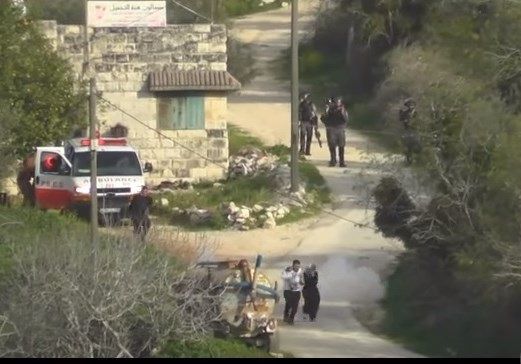 Israeli soldiers throw tear gas at Palestinian couple running with baby