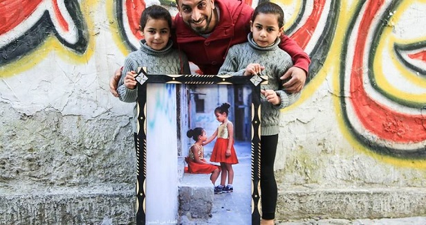 Photographer puts smiles on faces of kids & elders in Jabalia camp