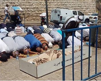 Jerusalemites continue praying outside Al-Aqsa compound in protest of Israeli measures