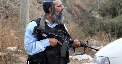 Armed settlers savagely attack Palestinian family in al-Khalil