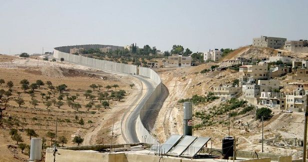 Scores of settlers force their way into al-Aqsa