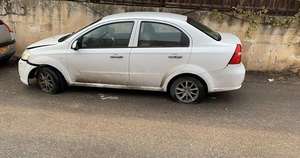 Jewish settlers slash tires of 12 Palestinian cars in Nablus village