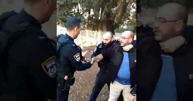 Israeli police kidnap Aqsa guard