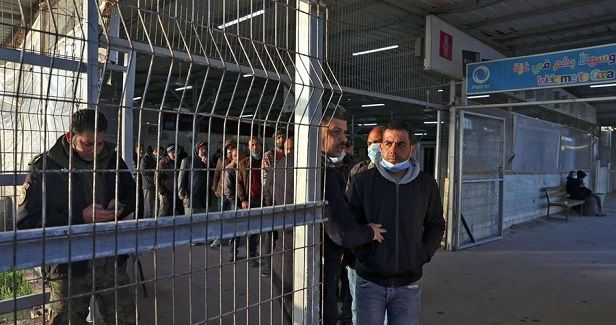 IOF kidnaps Gazan passenger at border crossing-