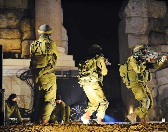 Minors among 11 Palestinians detained by Israeli forces