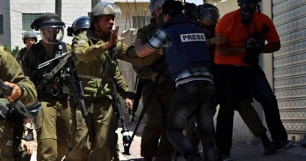 Iraeli police assault open day for photography in O. Jerusalem