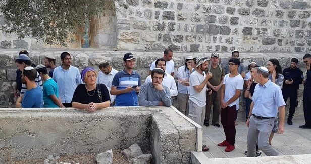 Scores of Jewish settlers defile Aqsa Mosque