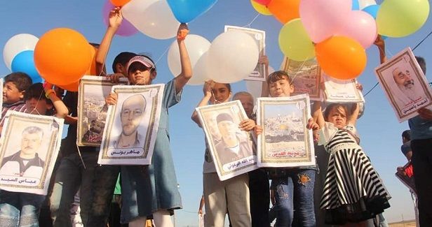 Gaza children fly balloons carrying photos of martyrs, prisoners