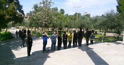 Extremist rabbi leads settler break-in into Aqsa Mosque