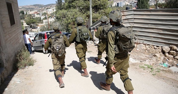 IOF arrests three Palestinians in Ramallah