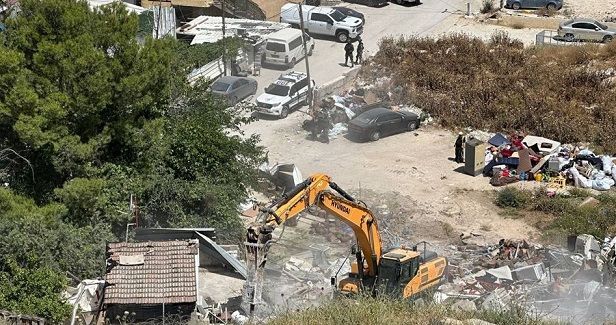 IOA displaces Jerusalemite citizens, razes their homes in holy city