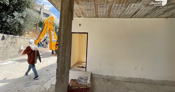 IOA displaces Jerusalemite family after forcing it to raze home