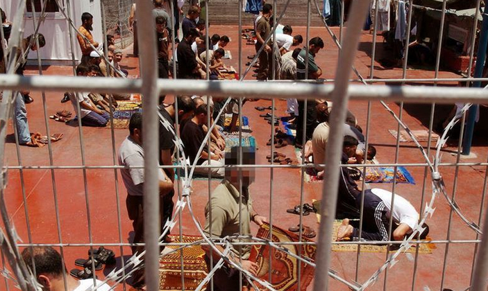 PPS: Palestinian prisoners in Negev prison plan hunger strike