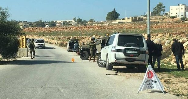 IOF erects military barrier, blocks traffic