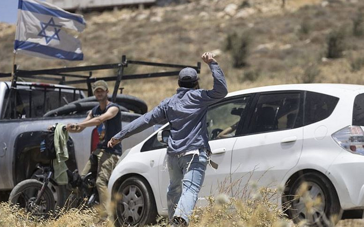 Hordes of settlers attack Palestinian cars in W. Bank