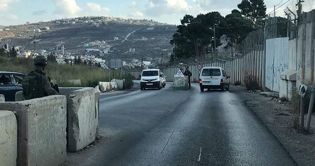 Ariel settlement guards obstruct traffic at main entrance to Salfit