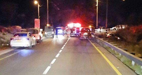 IOF wreaks havoc on prisoner�s home, kidnaps civilian at daybreak